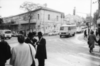 Image of sheet 19931210 photo 0: Mea Shearim Lutfi's Peace Land Galery in Ost- Jerusalem Altstadt. Regen in Altstadt. Am Markt Israeli Soldaten beobachten vom Damaskus Tor aus. Brotverkäufer. Rachel Freudenthal Portrait vor Spray Graffitti und beim einkaufen auf dem Shouk in Jerusalem mit Tochter Noa. Araber telefoniert und orthodoxe Juden nach dem Gebet am Shabes. Araber untersucht neue Unterhosen. Israel Palästina 1993