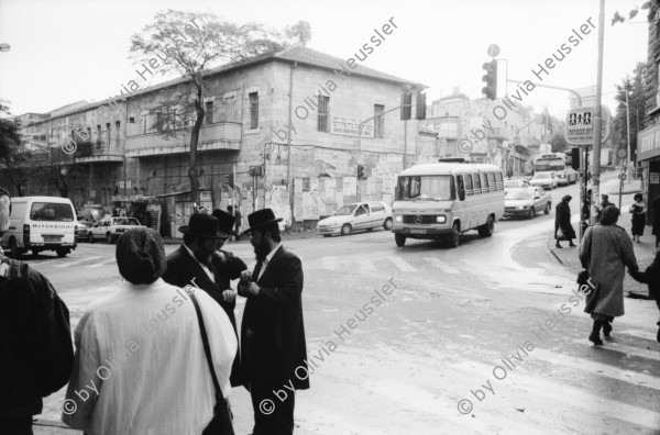 Image of sheet 19931210 photo 0: Mea Shearim Lutfi's Peace Land Galery in Ost- Jerusalem Altstadt. Regen in Altstadt. Am Markt Israeli Soldaten beobachten vom Damaskus Tor aus. Brotverkäufer. Rachel Freudenthal Portrait vor Spray Graffitti und beim einkaufen auf dem Shouk in Jerusalem mit Tochter Noa. Araber telefoniert und orthodoxe Juden nach dem Gebet am Shabes. Araber untersucht neue Unterhosen. Israel Palästina 1993