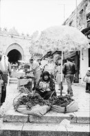 Image of sheet 19931210 photo 13: Mea Shearim Lutfi's Peace Land Galery in Ost- Jerusalem Altstadt. Regen in Altstadt. Am Markt Israeli Soldaten beobachten vom Damaskus Tor aus. Brotverkäufer. Rachel Freudenthal Portrait vor Spray Graffitti und beim einkaufen auf dem Shouk in Jerusalem mit Tochter Noa. Araber telefoniert und orthodoxe Juden nach dem Gebet am Shabes. Araber untersucht neue Unterhosen. Israel Palästina 1993