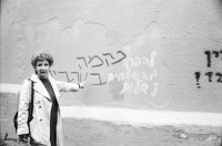Image of sheet 19931210 photo 23: Mea Shearim Lutfi's Peace Land Galery in Ost- Jerusalem Altstadt. Regen in Altstadt. Am Markt Israeli Soldaten beobachten vom Damaskus Tor aus. Brotverkäufer. Rachel Freudenthal Portrait vor Spray Graffitti und beim einkaufen auf dem Shouk in Jerusalem mit Tochter Noa. Araber telefoniert und orthodoxe Juden nach dem Gebet am Shabes. Araber untersucht neue Unterhosen. Israel Palästina 1993