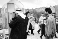 Image of sheet 19931210 photo 33: Am Shabat in der Nähe des Damaskus Tor in Jerusalem. 11.93

Israeli arabs and jews on Shabbat near the Damascus Gate in Jerusalem Telefon telephone

mens religions children male boys 

© 1993, Olivia Heussler √