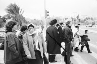 Image of sheet 19931210 photo 35: Mea Shearim Lutfi's Peace Land Galery in Ost- Jerusalem Altstadt. Regen in Altstadt. Am Markt Israeli Soldaten beobachten vom Damaskus Tor aus. Brotverkäufer. Rachel Freudenthal Portrait vor Spray Graffitti und beim einkaufen auf dem Shouk in Jerusalem mit Tochter Noa. Araber telefoniert und orthodoxe Juden nach dem Gebet am Shabes. Araber untersucht neue Unterhosen. Israel Palästina 1993