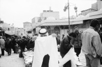Image of sheet 19931210 photo 37: Mea Shearim Lutfi's Peace Land Galery in Ost- Jerusalem Altstadt. Regen in Altstadt. Am Markt Israeli Soldaten beobachten vom Damaskus Tor aus. Brotverkäufer. Rachel Freudenthal Portrait vor Spray Graffitti und beim einkaufen auf dem Shouk in Jerusalem mit Tochter Noa. Araber telefoniert und orthodoxe Juden nach dem Gebet am Shabes. Araber untersucht neue Unterhosen. Israel Palästina 1993