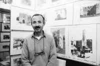 Image of sheet 19931210 photo 5: Mea Shearim Lutfi's Peace Land Galery in Ost- Jerusalem Altstadt. Regen in Altstadt. Am Markt Israeli Soldaten beobachten vom Damaskus Tor aus. Brotverkäufer. Rachel Freudenthal Portrait vor Spray Graffitti und beim einkaufen auf dem Shouk in Jerusalem mit Tochter Noa. Araber telefoniert und orthodoxe Juden nach dem Gebet am Shabes. Araber untersucht neue Unterhosen. Israel Palästina 1993