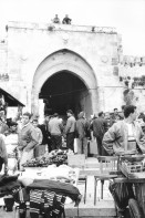 Image of sheet 19931220 photo 1: © 1993, Olivia Heussler / www.clic.li
Israelische Soldaten beobachten vom Damaskus Tor die Marktszene in der Jerusalemer Altstadt. 11.93 √ 1993 Palestine Oldtown  Jerusalem