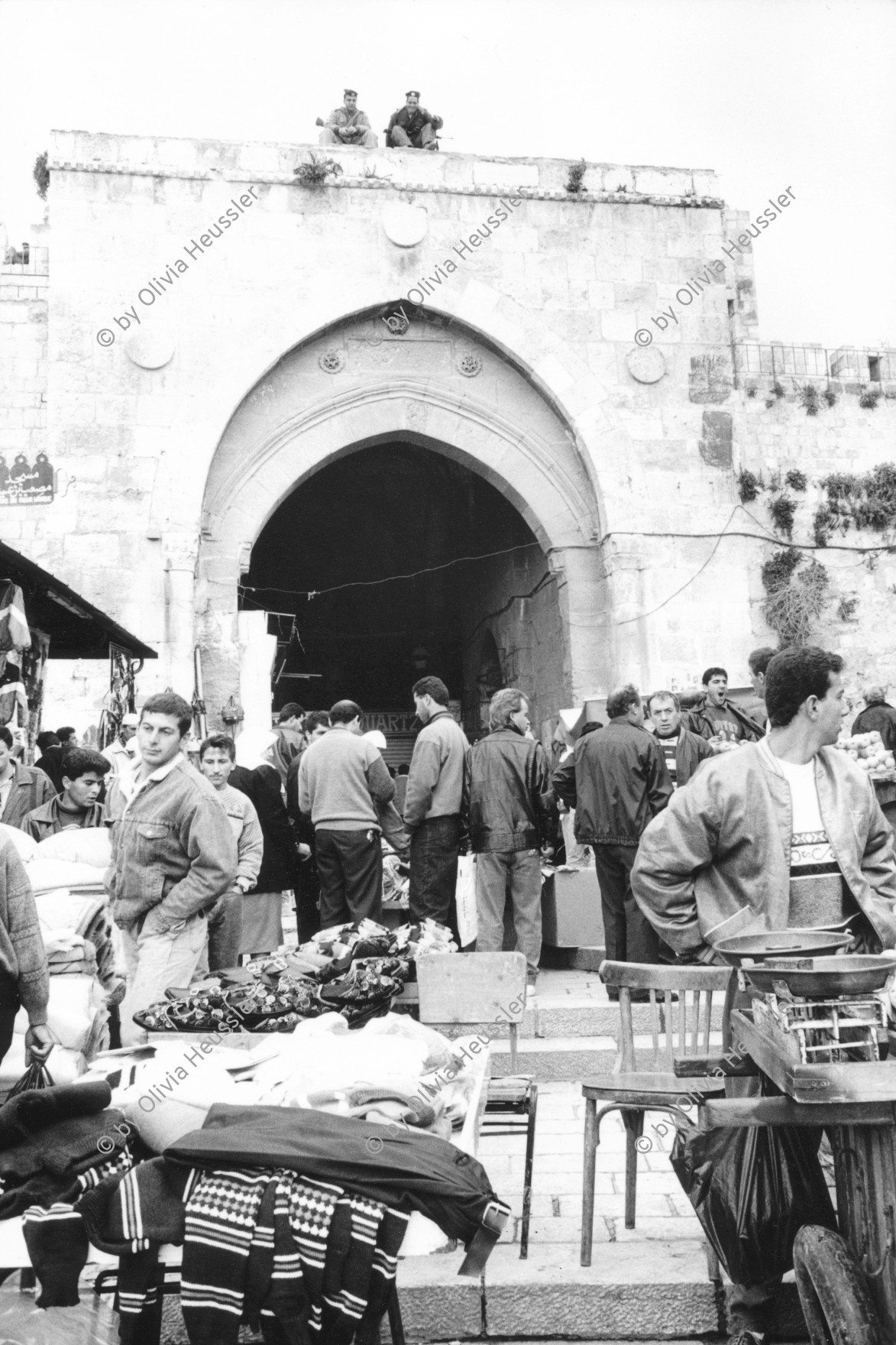 Image of sheet 19931220 photo 1: © 1993, Olivia Heussler / www.clic.li
Israelische Soldaten beobachten vom Damaskus Tor die Marktszene in der Jerusalemer Altstadt. 11.93 √ 1993 Palestine Oldtown  Jerusalem