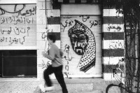 Image of sheet 19931220 photo 18: © 1993, Olivia Heussler / www.clic.li
Ueberall in Jericho schaut der Führer der PLO, Yassir Arafat in Form von Graffittis von den Hauswänden. Jericho 11. 1993
Palestine Arafat Graffiti √