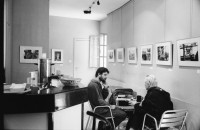 Image of sheet 19931220 photo 3: Ausstellung Out of Jerusalem im Centre Culturel Français an der Salah Eddin str. 21 in Ost-Jerusalem. Mit Marc Bouvier CICR und Esther Woerdehoff.