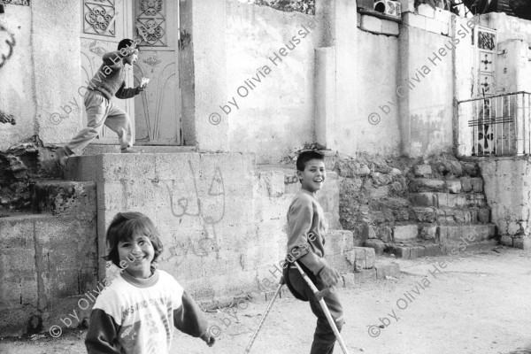 Image of sheet 19931230 photo 1: Strassenszene in Gaza City. Gazastreifen. Palästina 11. 1993 √ Palestine Gaza Strip Kids playing Street scene behindert invalid handicapped boy girl laughing laugh happy after the oslo peace talk. Stadt crutches
Kinder Menschen Krüken

 © 1993, Olivia Heussler