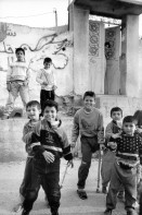 Image of sheet 19931230 photo 3: Strassenszene in Gaza City. Gazastreifen. Palästina 11.93 Palestine Gaza Strip Kids playing Street scene behindert invalid handicapped boy girl laughing laugh happy after the oslo peace talk. Stadt crutches

© 1993, Olivia Heussler √ Kinder spielen Wandbild Mural Graffitti