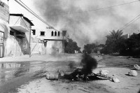 Image of sheet 19931230 photo 31: Brennende Autoreifen als Protest gegen den Tod des 25ig jährigen Fatah; Hawks der PLO in Khan Yunis, Gazastreifen. 11.93
Burning tires in protest against the death of 25 year old Fatah Hawks in Khan Yunis Palestine

1993, copyright by Olivia Heussler √
Gaza strip