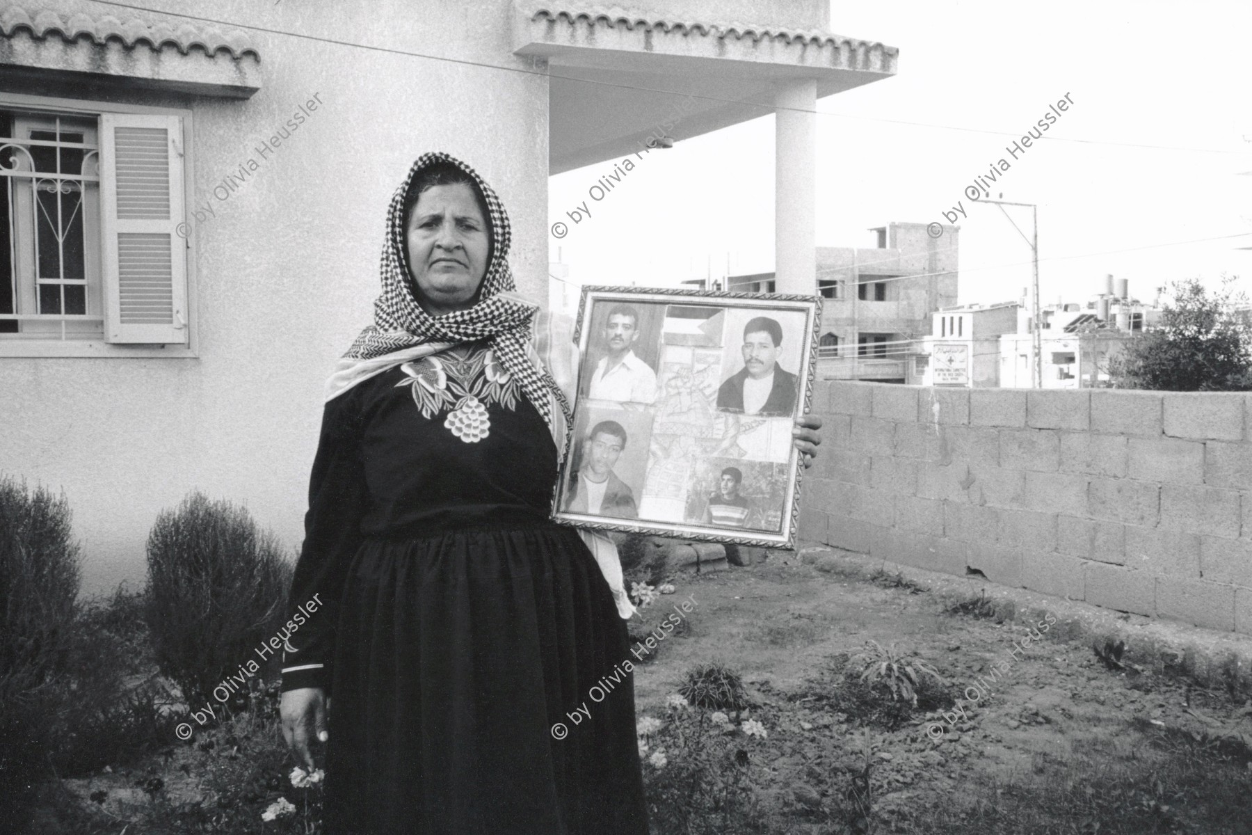 Image of sheet 19931230 photo 7: Hindah El Amudi, 52, auch Omsalim genannt protestiert seit Jahren immer wieder vor dem Hauptsitz des IKRK in Gaza für die Freilassung junger Palästinenser u.a. auch für ihre Söhne. Gaza City. Gazastreifen. Palästina 11.9
Hindah El Amudi (Omsalin) protest's since years every friday for the liberation of her 4 sons in prison. ICRC Headquater of Gaza  Strip Palestine 28.11. 1993 
mother woman wife son killed Rotes Kreuz Internationales red cross

© 1993, Olivia Heussler √