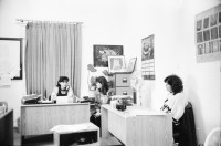 Image of sheet 19931240 photo 12: frtsg. 931240 Totenfeier bei Mutter von Abu Rish 2 und 3 Mutter
 von ihm. Frauen sitzen um sie herum. Portrait.
 30.11. YMCA Randa mi Bissan Women's Center for Developpment.
 ab 14.  Schulklasse gemischt Ali Ahliyyah Schule in Ramallah Palestine Palästina
 (Christlich). Junge Männer spielen Korbball im Hof vor Graffitti.
 Geht zum Streik. Join the strike.
Boy is playing in school for christians 
Univerität Bir Zeit 35 und 36 li Maha Saman und re Sami Al Kharouf Architektur. Studentinnen Mann im Rollstuhl.
Women in sorrow with mother of killed Al Fatah fighter Abu Rish by Israeli army. Abu Rish was killed by a mistake after he desarmed. Khan Younis Gazastrip Palestine Nov. 1993