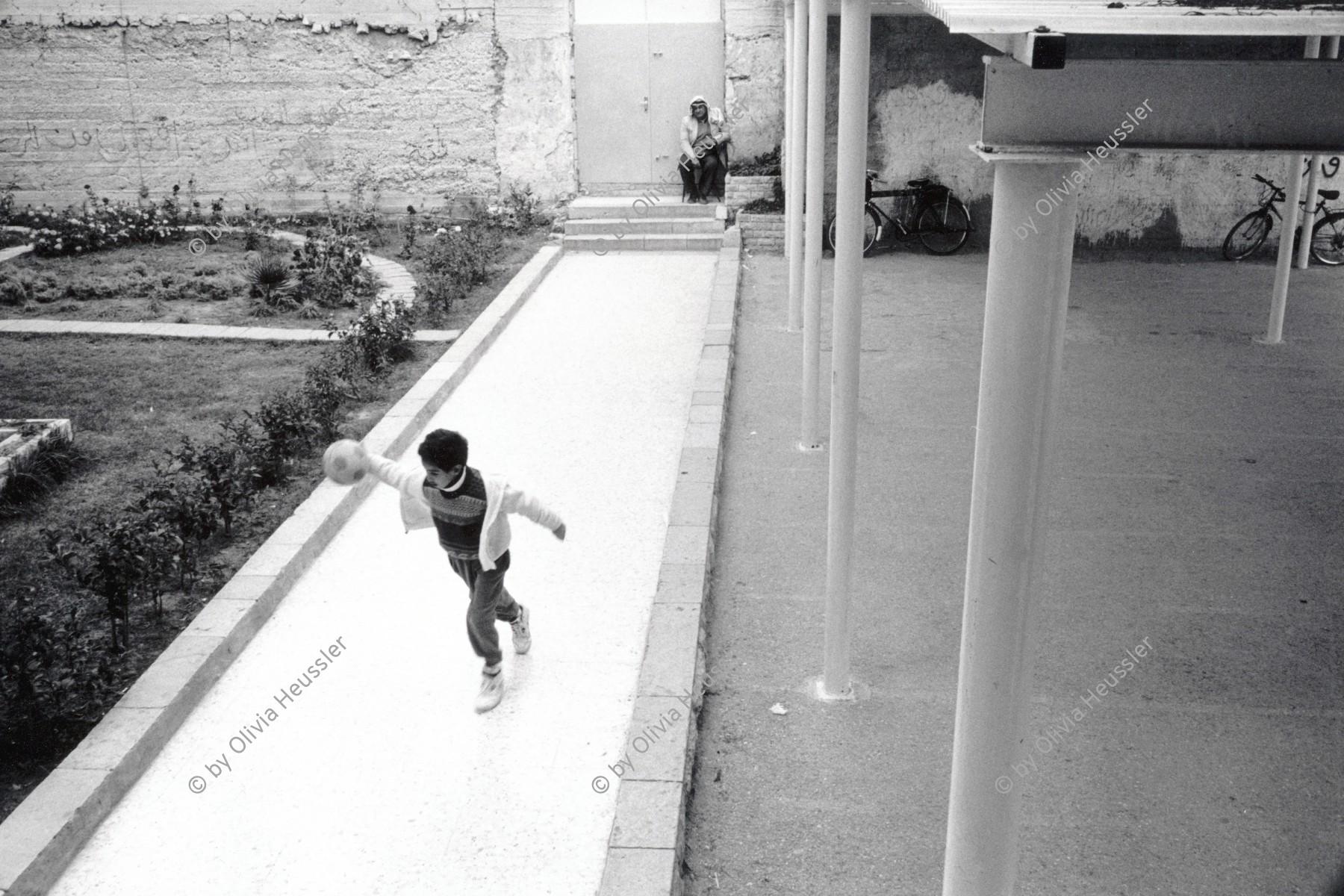 Image of sheet 19931240 photo 24: © 1993, Olivia Heussler / www.clic.li
In einer Schule für Christen in Ramallah, Westbank, Palästina. 11.93

Boy is playing in christian school. Palestine √ 1993 football foot handball basketball
sport