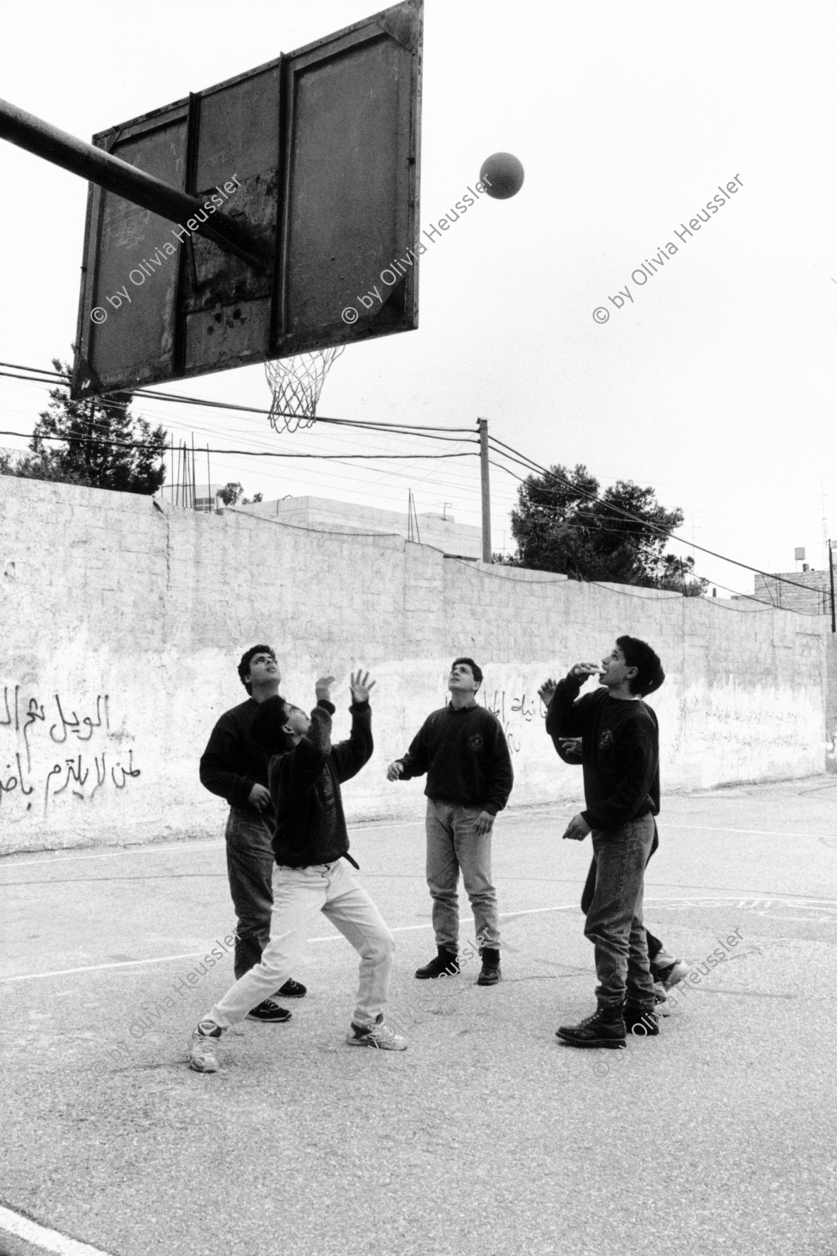 Image of sheet 19931240 photo 26: In einer Schule für Christen in Ramallah, Westbank, Palästina. 11.93

Playing basketball in a school for christian arabs in Ramallah Palestine 

© 1993, Olivia Heussler √