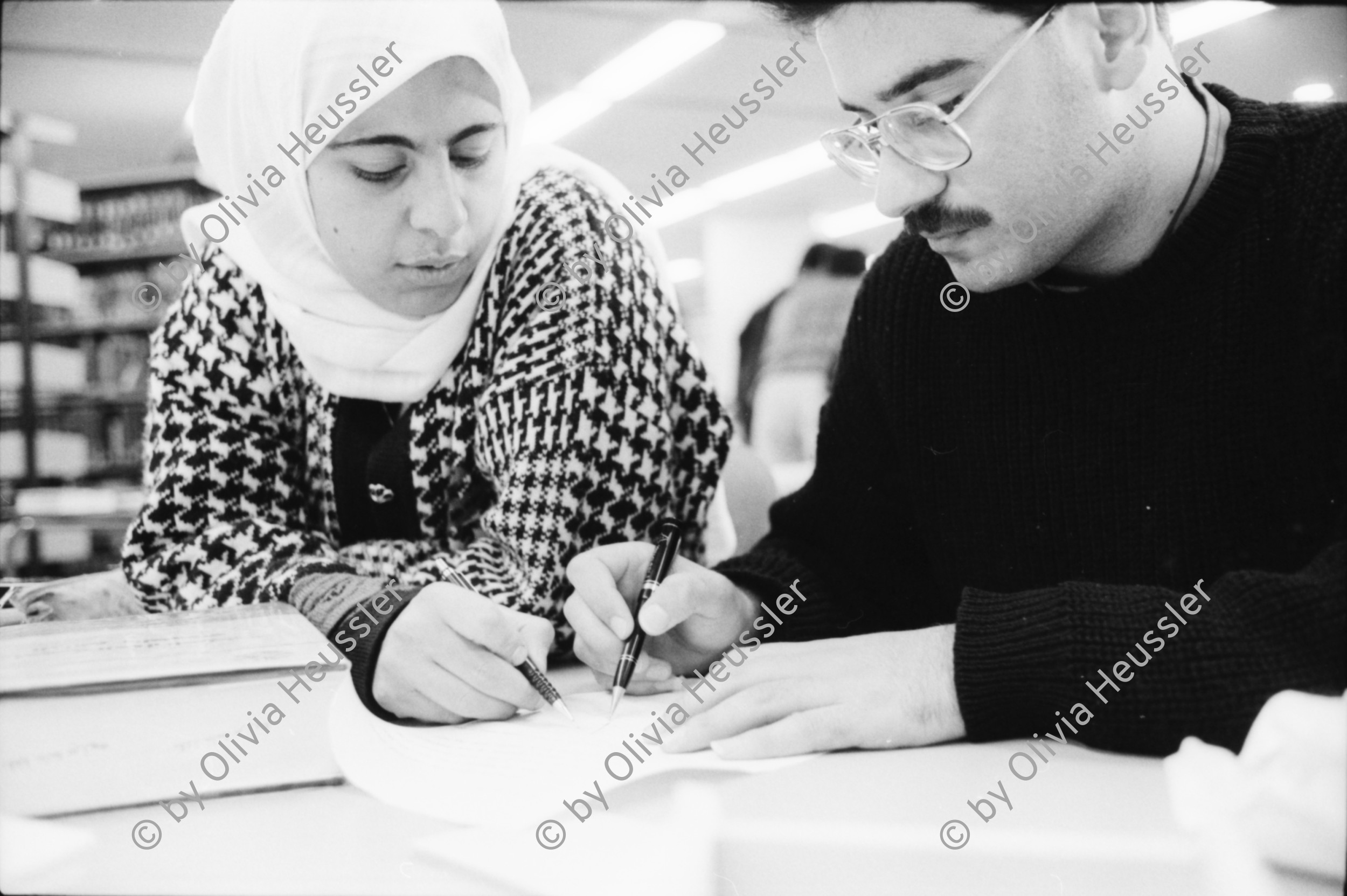 Image of sheet 19931240 photo 36: frtsg. 931240 Totenfeier bei Mutter von Abu Rish 2 und 3 Mutter
 von ihm. Frauen sitzen um sie herum. Portrait.
 30.11. YMCA Randa mi Bissan Women's Center for Developpment.
 ab 14.  Schulklasse gemischt Ali Ahliyyah Schule in Ramallah Palestine Palästina
 (Christlich). Junge Männer spielen Korbball im Hof vor Graffitti.
 Geht zum Streik. Join the strike.
Boy is playing in school for christians 
Univerität Bir Zeit 35 und 36 li Maha Saman und re Sami Al Kharouf Architektur. Studentinnen Mann im Rollstuhl.
Women in sorrow with mother of killed Al Fatah fighter Abu Rish by Israeli army. Abu Rish was killed by a mistake after he desarmed. Khan Younis Gazastrip Palestine Nov. 1993