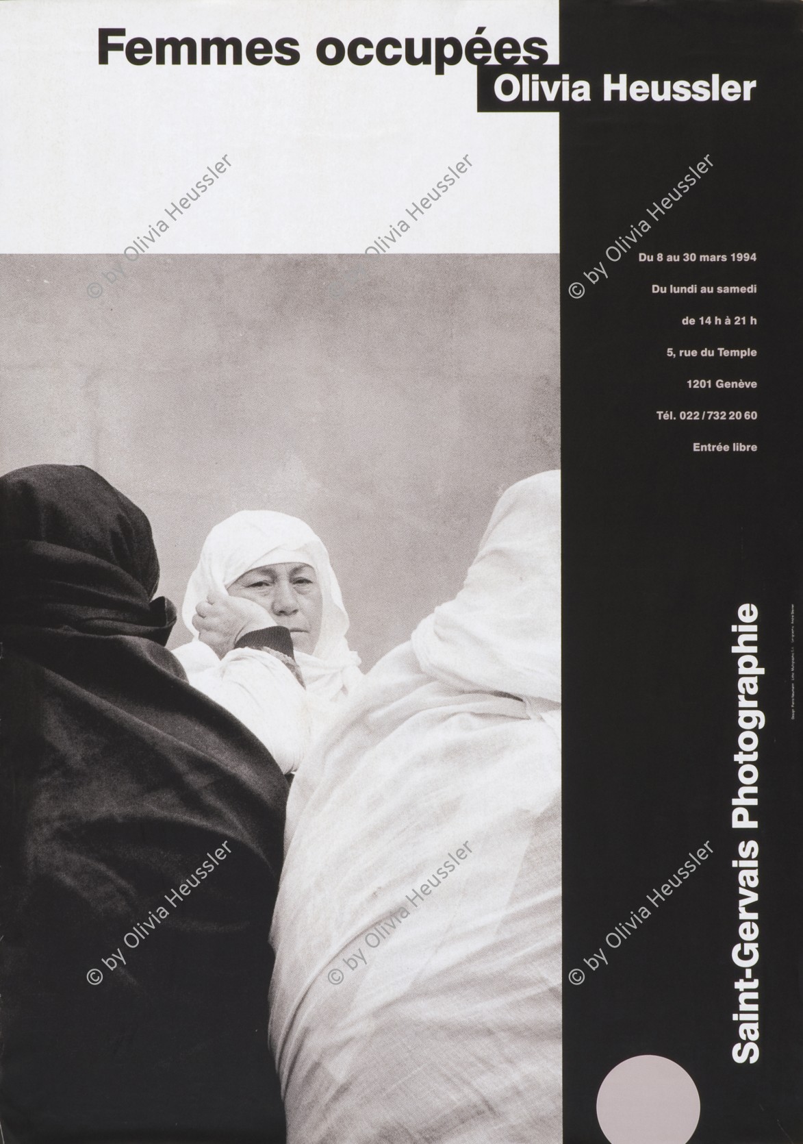 Image of sheet 19931240 photo 5: Femmes occupées Saint Gervais Photographie, Genève 1993. 
Totenfeier bei Mutter von Abu Rish 

Women in sorrow with mother of killed Al Fatah fighter Abu Rish by Israeli army. Abu Rish was killed by a mistake after he desarmed. Khan Younis Gazastrip Palestine Nov. 1993