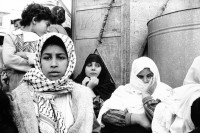 Image of sheet 19931240 photo 7: Frauen trauern um den Tod des Al Fatah Kaempfers, der nachdem er sich beim israelischen Militaer ergeben hatte, von diesem erschossen wurde, Khan Yunis, Gaza 1993. 

Totenfeier bei Mutter von Abu Rish 2 und 3. Frauen sitzen um sie herum. Portrait. 30.11.
Women in sorrow with mother of killed Al Fatah fighter Abu Rish by Israeli army. Abu Rish was killed by a mistake after he desarmed. Khan Younis Gazastrip Palestine Nov. 1993 Mothers Gaza death women young mourns