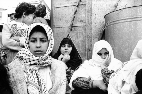 Image of sheet 19931240 photo 7: Frauen trauern um den Tod des Al Fatah Kaempfers, der nachdem er sich beim israelischen Militaer ergeben hatte, von diesem erschossen wurde, Khan Yunis, Gaza 1993. 

Totenfeier bei Mutter von Abu Rish 2 und 3. Frauen sitzen um sie herum. Portrait. 30.11.
Women in sorrow with mother of killed Al Fatah fighter Abu Rish by Israeli army. Abu Rish was killed by a mistake after he desarmed. Khan Younis Gazastrip Palestine Nov. 1993 Mothers Gaza death women young mourns