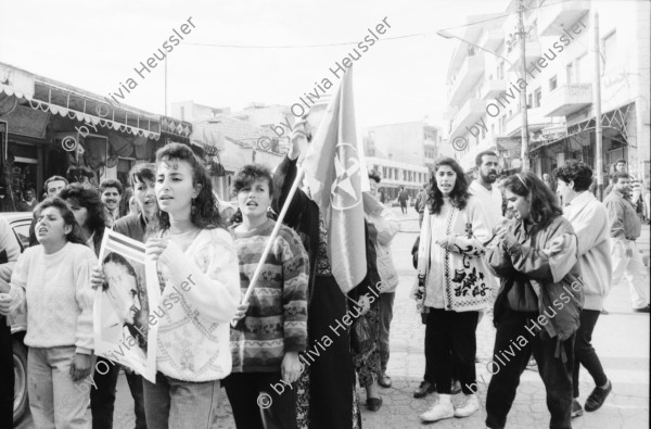 Image of sheet 19931250 photo 12: Portrait Maha Nasser an Demo zum 26. Geburtstag von Georges Habasch's PLFP Frauen tragen sein Portrait People's Liberation Front of Palestine. in Ramallah West Bank Tränengas Einsatz brennende Autoreifen . Esther Woerdehoff im Gespräch mit Maha zu Hause mit ihrem jüngsten Sohn Husem 1 1/2 jährig. Auf Transpi Color Long life the Pop. Front at his Aniversery. Ramallah Palestine Palästina 1993