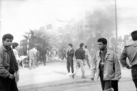 Image of sheet 19931250 photo 2: Strassensperren während der Geburtstags Demo für Georges Habash's PLFP. Ramallah, Westbank 12.93

Roadblocks during the Birthday demo for George Habash's PLFP. Ramallah, West Bank Palestine 

protest students tear gas Tränengas

1993 © Olivia Heussler √