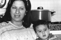 Image of sheet 19931250 photo 21: Maha Nasser und ihr kleinster Sohn Hussen zu Hause. Ramallah, Westbank 12.93 Palestine Portrait 

Maha Nasser with her little son at home.
