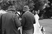 Image of sheet 19931290 photo 17: frtsg. 931280 Interwiev mit Suha Brautpaar im Israel Museum 
Polizei auf Pferden berittene Pferdepolizei in der Salah Eddin Street Frau verkauft Fleischkonserven aus European Comunity . Schaufenster puppe mit kopftuch und Passantin. Muslim . Kürbisverkäuferin Women in Black stehen wieder gegen die Politik ihres Staates am Place de la France. West Jerusalem Yvonne Deutsch Nr. 28 Israel 1993 Palestine