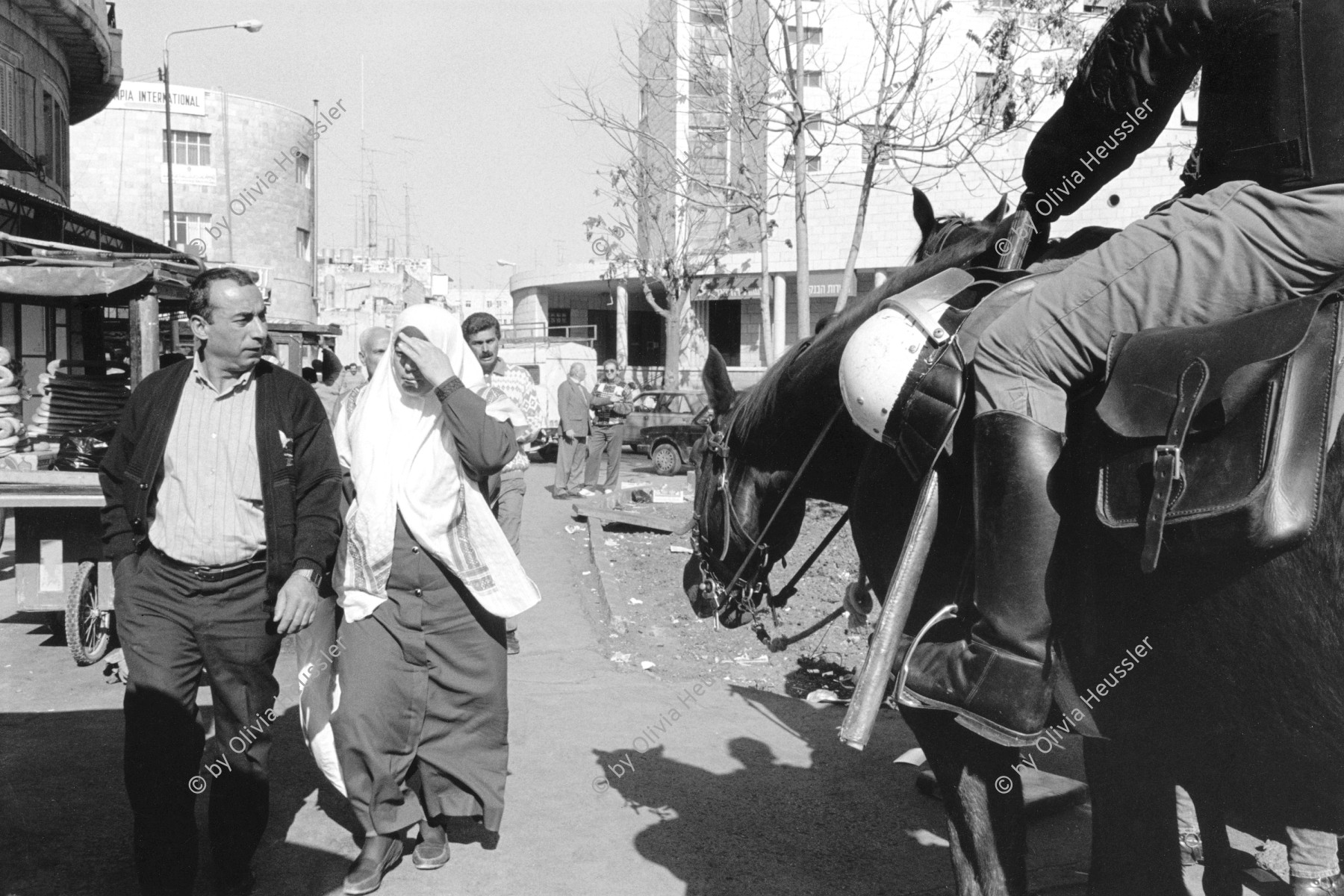 Image of sheet 19931290 photo 21: Strassenszene berittene Polizei auf Pferd Muslimisches Ehepaar in Ost Jerusalem 1993 √ Palestine Moslem Horse Police Salah al hedin street