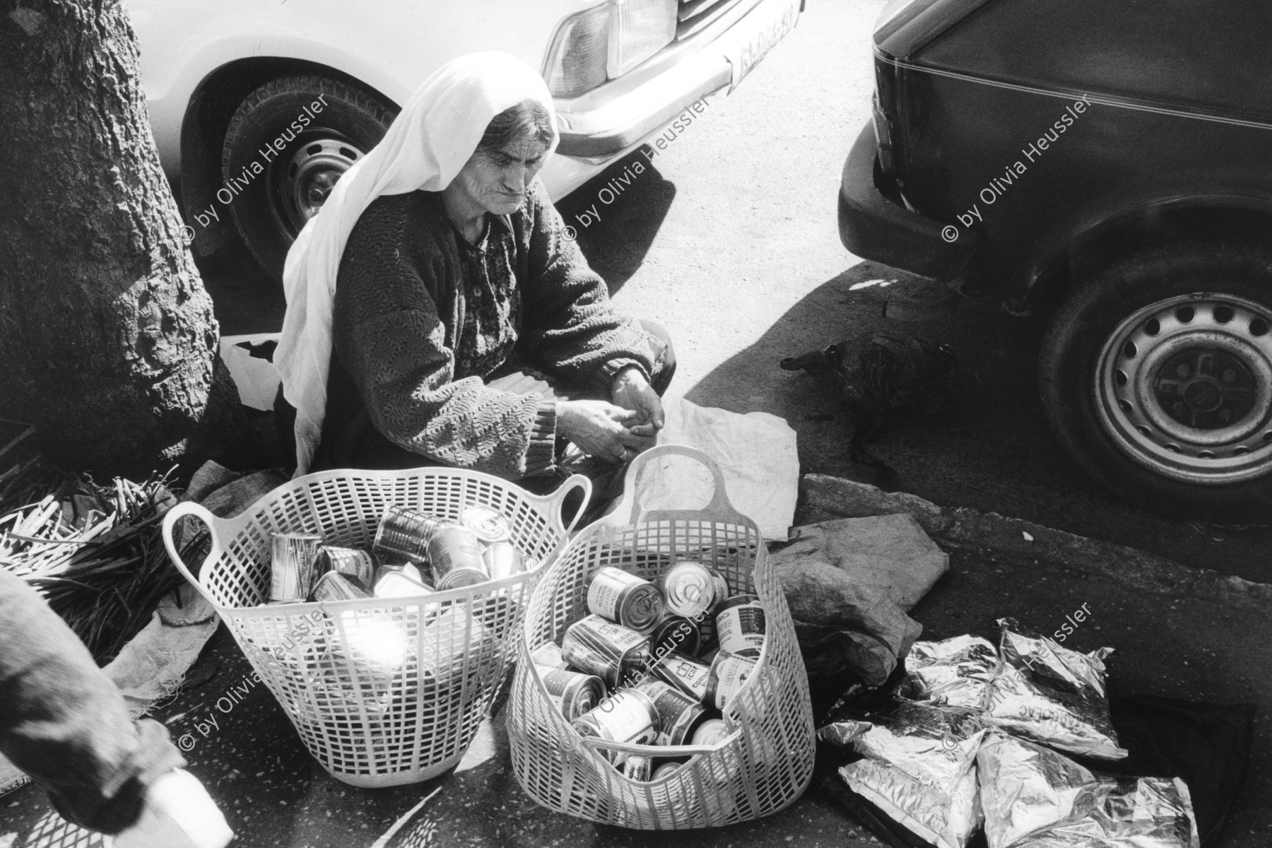 Image of sheet 19931290 photo 22: Konserven aus der Europäischen Gemeinschaft landen auf dem Schwarzmarkt. Ost Jerusalem Palästina 1993 √  Israel Palestine Market Women Woman Palestinian