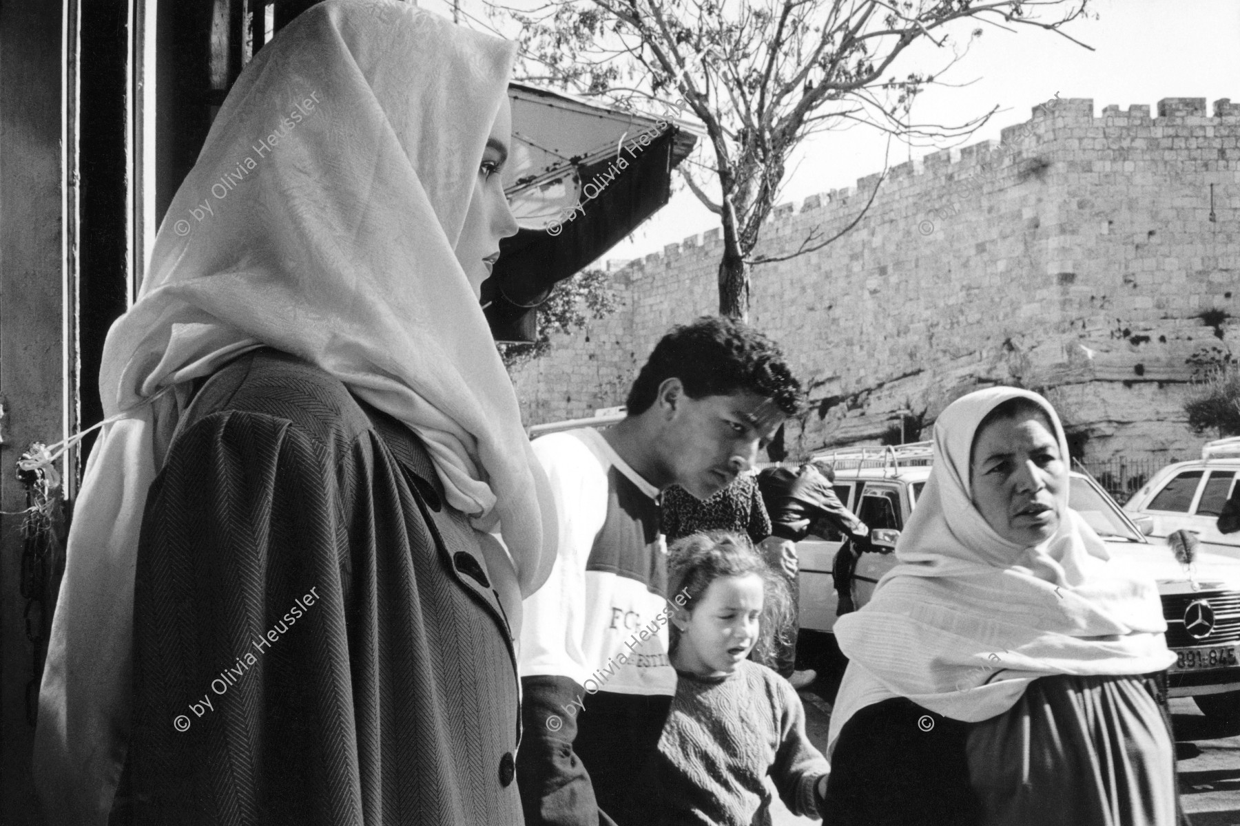 Image of sheet 19931290 photo 24: © 1993, Olivia Heussler / www.clic.li
Strassenszene mit Modepuppe in Ost Jerusalem  Israel Palestine Shop street east Shoping Moslem Muslim Women Woman Palestinian 1993 √