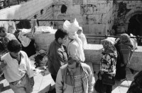 Image of sheet 19931290 photo 26: frtsg. 931280 Interwiev mit Suha Brautpaar im Israel Museum 
Polizei auf Pferden berittene Pferdepolizei in der Salah Eddin Street Frau verkauft Fleischkonserven aus European Comunity . Schaufenster puppe mit kopftuch und Passantin. Muslim . Kürbisverkäuferin Women in Black stehen wieder gegen die Politik ihres Staates am Place de la France. West Jerusalem Yvonne Deutsch Nr. 28 Israel 1993 Palestine