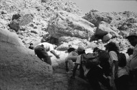 Image of sheet 19931300 photo 0: Wanderung durch den Ein Gedi Park bewaffnete Israeli.