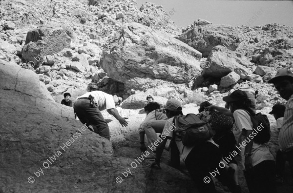 Image of sheet 19931300 photo 0: Wanderung durch den Ein Gedi Park bewaffnete Israeli.