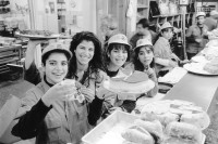 Image of sheet 19931310 photo 31: Junge Arbeiterinnen in der Baeckerei, West Jerusalem, Israel 1993. 


Sie verdienen 7 NIS. in der Stunde. (1 US$ auf dem Schwarzmarkt sind 3 NIS. West Jerusalem, Israel 12. 1993 √
This young women working in a bakery are making 7 NIS a hour. (1 US$ - 3 NIS). West-Jerusalem 
Gruppenbild