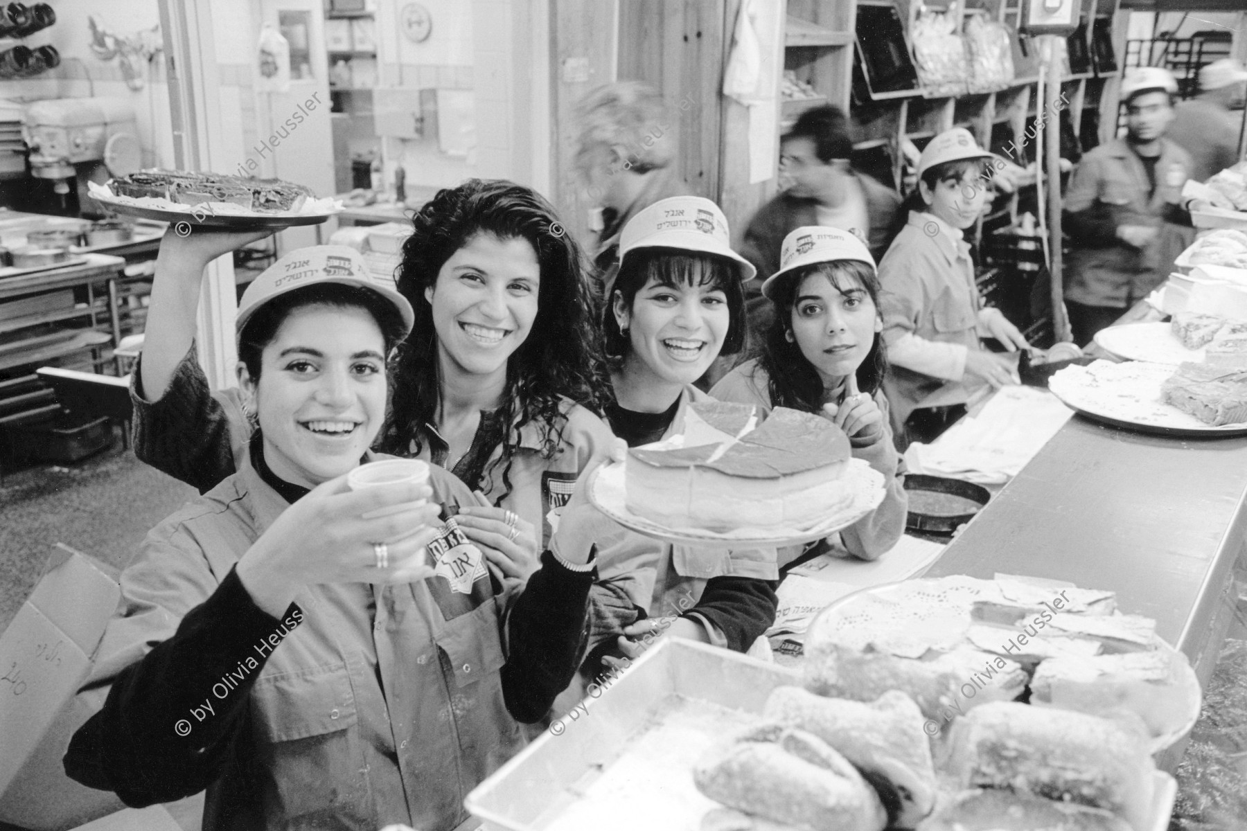 Image of sheet 19931310 photo 31: Junge Arbeiterinnen in der Baeckerei, West Jerusalem, Israel 1993. 


Sie verdienen 7 NIS. in der Stunde. (1 US$ auf dem Schwarzmarkt sind 3 NIS. West Jerusalem, Israel 12. 1993 √
This young women working in a bakery are making 7 NIS a hour. (1 US$ - 3 NIS). West-Jerusalem 
Gruppenbild