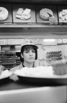 Image of sheet 19931320 photo 0: frtsg. 931310 Carol, 19 jährig arbeitet für NIS 7 und 6 Tagen plus Samstag Nacht in Angel's Bakery. Sie hat Militär gemacht und will jetzt Grafikerin werden. Olivia fotografiert von Micha Baram Magnum Fotograf Ramatchen. Bei Erwin und Dogi Guggenheim Chanukka. in Nahumstr. Ramat chen. bei Tel Aviv, Pilnik's. Israel 1993