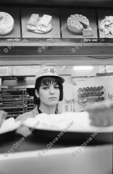 Image of sheet 19931320 photo 0: frtsg. 931310 Carol, 19 jährig arbeitet für NIS 7 und 6 Tagen plus Samstag Nacht in Angel's Bakery. Sie hat Militär gemacht und will jetzt Grafikerin werden. Olivia fotografiert von Micha Baram Magnum Fotograf Ramatchen. Bei Erwin und Dogi Guggenheim Chanukka. in Nahumstr. Ramat chen. bei Tel Aviv, Pilnik's. Israel 1993