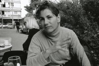 Image of sheet 19931320 photo 10: Olivia Heussler fotografiert von Micha Baram Magnum Fotograf Ramatchen. Ramat chen. bei Tel Aviv,  Israel 1993 Portrait
Portrait Swiss photographer Olivia Heussler by Micha Baram
√