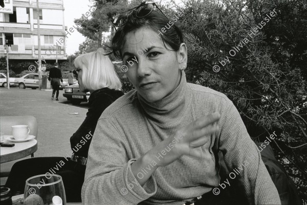 Image of sheet 19931320 photo 10: Olivia Heussler fotografiert von Micha Baram Magnum Fotograf Ramatchen. Ramat chen. bei Tel Aviv,  Israel 1993 Portrait
Portrait Swiss photographer Olivia Heussler by Micha Baram
√