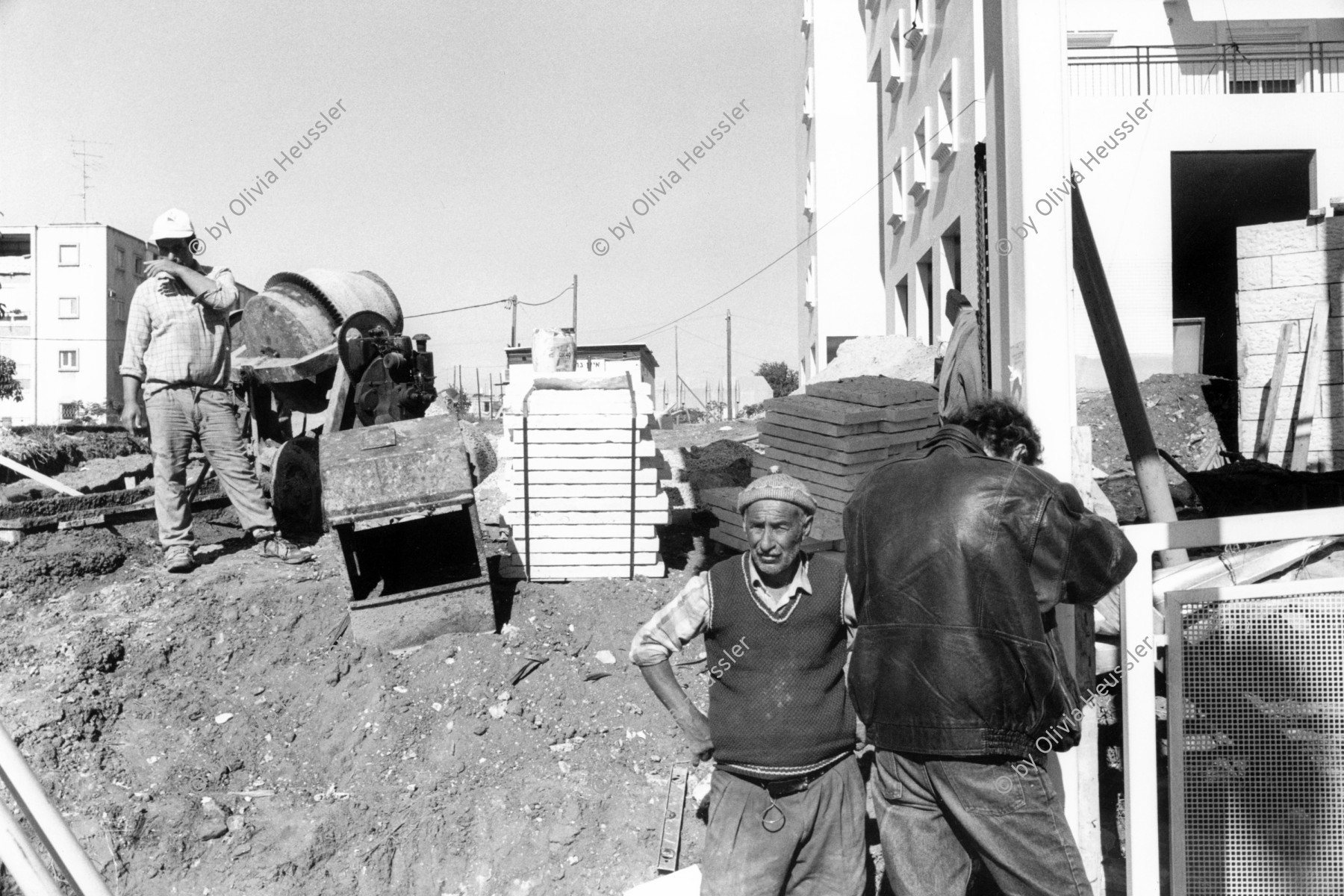 Image of sheet 19931330 photo 36: Palästinensische Bauarbeiter aus Israel und der Westbank arbeiten im Wohnungsbau. Die Wohnungen werden gebaut, für Siedler der Westbank, die sich dafür entscheiden, in die Grenzlinien vor 1967 zurückzukehren. Israel 1993

Palestinian construction workers from Israel and the West Bank work in residential construction. The apartments are being built for settlers in the West Bank, who decide to return to the boundary lines before 1967

© 1993, Olivia Heussler