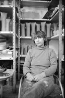 Image of sheet 19931340 photo 13: frtsg. Dogi und Erwin. Marktszenen im Shouk. Portrait Magdalena Hevetz Keramikerin mit Sohn Nadav 11j. bei sich im Atelier. während ihrer Arbeit als Töpferin 1993 Palestine Israel artist art ceramic