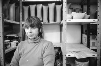 Image of sheet 19931340 photo 16: frtsg. Dogi und Erwin. Marktszenen im Shouk. Portrait Magdalena Hevetz Keramikerin mit Sohn Nadav 11j. bei sich im Atelier. während ihrer Arbeit als Töpferin 1993 Palestine Israel artist art ceramic