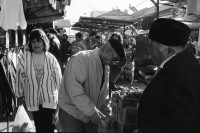 Image of sheet 19931340 photo 3: frtsg. Dogi und Erwin. Marktszenen im Shouk. Portrait Magdalena Hevetz Keramikerin mit Sohn Nadav 11j. bei sich im Atelier. während ihrer Arbeit als Töpferin 1993 Palestine Israel artist art ceramic