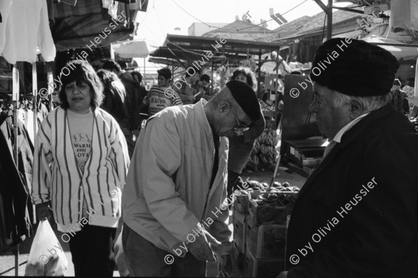 Image of sheet 19931340 photo 3: frtsg. Dogi und Erwin. Marktszenen im Shouk. Portrait Magdalena Hevetz Keramikerin mit Sohn Nadav 11j. bei sich im Atelier. während ihrer Arbeit als Töpferin 1993 Palestine Israel artist art ceramic