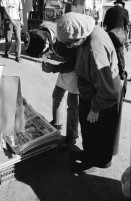 Image of sheet 19931340 photo 6: frtsg. Dogi und Erwin. Marktszenen im Shouk. Portrait Magdalena Hevetz Keramikerin mit Sohn Nadav 11j. bei sich im Atelier. während ihrer Arbeit als Töpferin 1993 Palestine Israel artist art ceramic