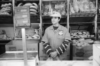 Image of sheet 19931350 photo 12: Keramikerin und Töpferin Magdalena Hevetz. Bäckers Verkäuferin bei Angel's Bakery Bäkerei in Jerusalem. Farbsteinstr. Kassiererin. Soldatenfriedhof Mount Herzl. Yad Vashem. Portrait Ilan Wizgam. Abu Gush palestinensisches Dorf in Israel. Weihnachtsladen in Salah Eddin Str. Ost-Jerusalem Zwei Frauen Muslimische hinter Sonnenstoren im Restaurant. Beim Kunstmaler zu Hause. Israel Palästina
Aus: Jenseits von Jerusalem / Out of Jerusalem 1993