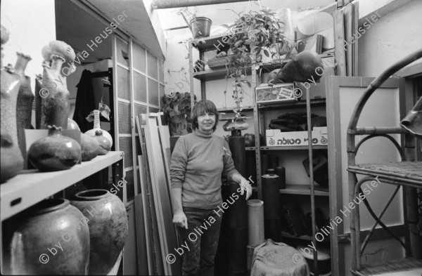 Image of sheet 19931350 photo 2: Keramikerin und Töpferin Magdalena Hevetz. Bäckers Verkäuferin bei Angel's Bakery Bäkerei in Jerusalem. Farbsteinstr. Kassiererin. Soldatenfriedhof Mount Herzl. Yad Vashem. Portrait Ilan Wizgam. Abu Gush palestinensisches Dorf in Israel. Weihnachtsladen in Salah Eddin Str. Ost-Jerusalem Zwei Frauen Muslimische hinter Sonnenstoren im Restaurant. Beim Kunstmaler zu Hause. Israel Palästina
Aus: Jenseits von Jerusalem / Out of Jerusalem 1993