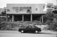 Image of sheet 19931350 photo 22: Keramikerin und Töpferin Magdalena Hevetz. Bäckers Verkäuferin bei Angel's Bakery Bäkerei in Jerusalem. Farbsteinstr. Kassiererin. Soldatenfriedhof Mount Herzl. Yad Vashem. Portrait Ilan Wizgam. Abu Gush palestinensisches Dorf in Israel. Weihnachtsladen in Salah Eddin Str. Ost-Jerusalem Zwei Frauen Muslimische hinter Sonnenstoren im Restaurant. Beim Kunstmaler zu Hause. Israel Palästina
Aus: Jenseits von Jerusalem / Out of Jerusalem 1993