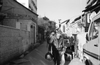 Image of sheet 19931350 photo 4: Keramikerin und Töpferin Magdalena Hevetz. Bäckers Verkäuferin bei Angel's Bakery Bäkerei in Jerusalem. Farbsteinstr. Kassiererin. Soldatenfriedhof Mount Herzl. Yad Vashem. Portrait Ilan Wizgam. Abu Gush palestinensisches Dorf in Israel. Weihnachtsladen in Salah Eddin Str. Ost-Jerusalem Zwei Frauen Muslimische hinter Sonnenstoren im Restaurant. Beim Kunstmaler zu Hause. Israel Palästina
Aus: Jenseits von Jerusalem / Out of Jerusalem 1993
