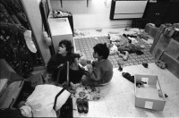 Image of sheet 19931360 photo 35: Nr. 1 -7 Portrait Dorit Shippin aus Tel Aviv, 36 ig 3 Kinder verheiratet arb. als Hotel organisatorin Ass. Manager. einziges Einkommen für die Schule. seit 1o jahren da. sculpture art Skulptur Kunstwerk von Achmed Knaan Israeli palestinian artist Künstler. Nr. 11 Coral Aron 78ig aus England seit 48 ig da. Evi Guggenheim mit Tochter in der Friedensdorf Neve Shalom oder Wahat al-Salam bei Latrun Junction Israel  Kindergarten Haus 1993